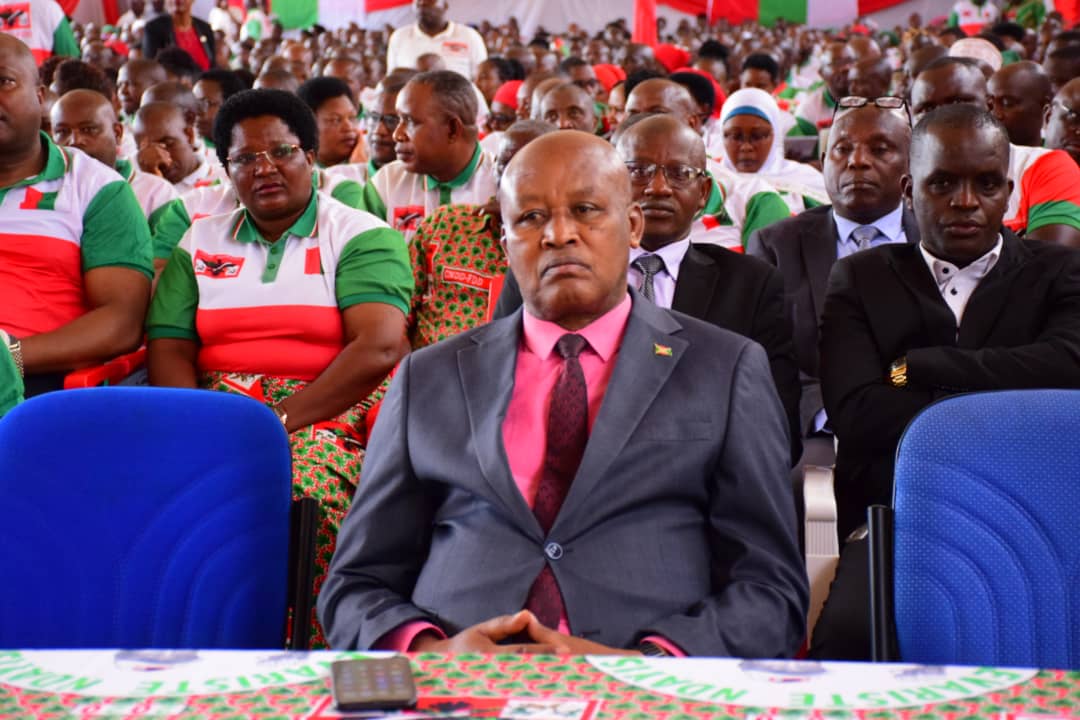 LeRenouveauBdi's tweet photo. Ce samedi 7/10/2023, se tient un congrès provincial du parti CNDD-FDD dans la nouvelle province de @Gitega composée des anciennes provinces Gitega, Karusi, Muramvya et Mwaro. Le chef de l'État @GeneralNeva et président du conseil des sages de ce parti y a participé. https://t.co/z0XiJLWkak