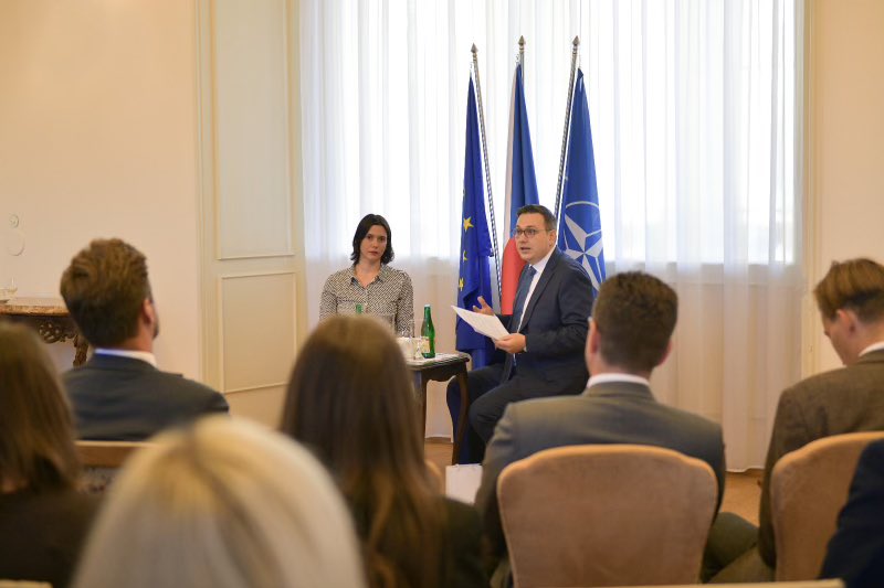 an_strel's tweet photo. Honoured to discuss China’s current affairs in this week’s meeting with @JanLipavsky as part of a @CzechMFA series of gatherings with representatives of @snemovna + academia &amp; think tanks. Thank you for having me! 🇨🇿🇪🇺 https://t.co/R5FWapOAqh