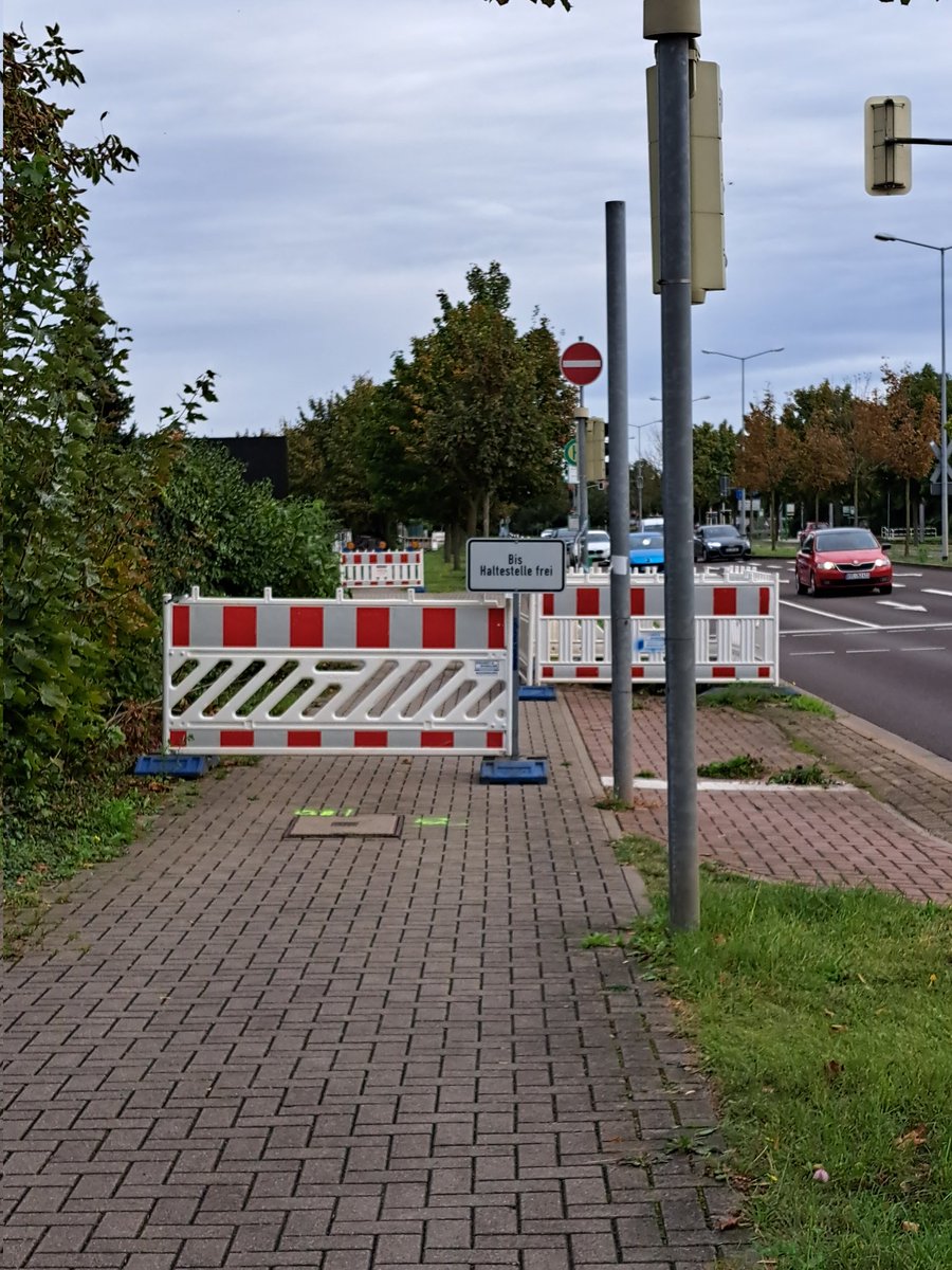 Neues Highlight der <a href="/Ottostadt/">Ottostadt Magdeburg</a>: Umleitung für alle aufm Rad B1 stadtauswärts. Endet im Nichts. Da Eisvogelstr. von der Seite kommend keine Ampel hat, muss man wohl wieder rüber. Aber viel Spaß allen mit Lastenrad oder Anhänger mit dem dann wartenden Parcours. <a href="/ADFC_MD/">ADFC Magdeburg</a> <a href="/MDradelt/">MDradelt</a>
