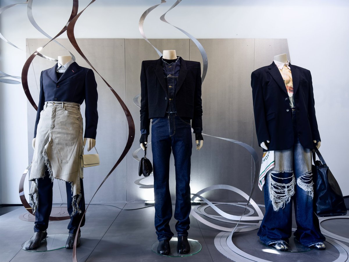 wrongweather's tweet photo. Get inspired with our front window shop and explore the looks created with Rick Owens, Maison Margiela, Vetements and Casablanca collections available at Wrong Weather!
Styling @nelsonvieira
Discover the looks in detail at https://t.co/bQGK5kZh5R #concepstore #fashionstore https://t.co/3GqmCI9ZQ6