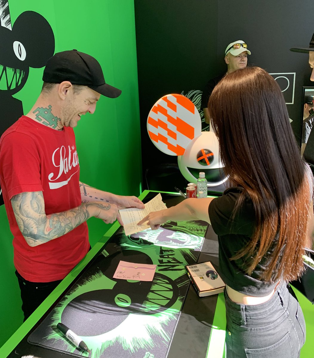UKAC's tweet photo. deadmau5に会えて手紙を渡したりサインを頂くなどできました...💌！！　

楳図かずお先生の姿もチラッと見ることができたし、楳図先生ファンの方々と会話したりなど、とても良い時間だった〜🌸！！！
店員のお姉さん方も皆さん気さくで良い方々だった👩🏻🎀

@deadmau5 @mau5hop https://t.co/fg9mC9yKhy