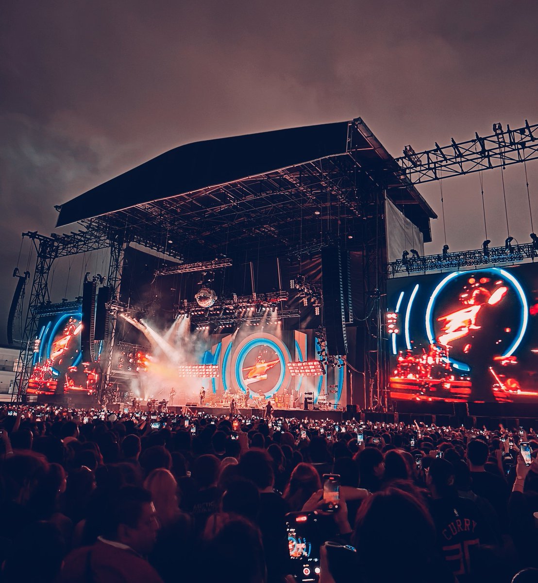 HugoValensi's tweet image. ¿Cuál temblor? Era el poder de los Arctic Monkeys 🥴