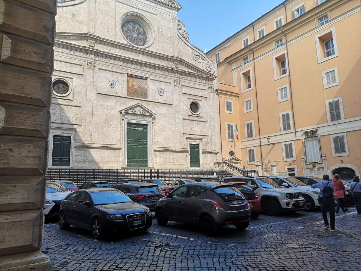Piazza S. Agostino. Una gran bella differenza. Oggi pedonale; ma che fatica