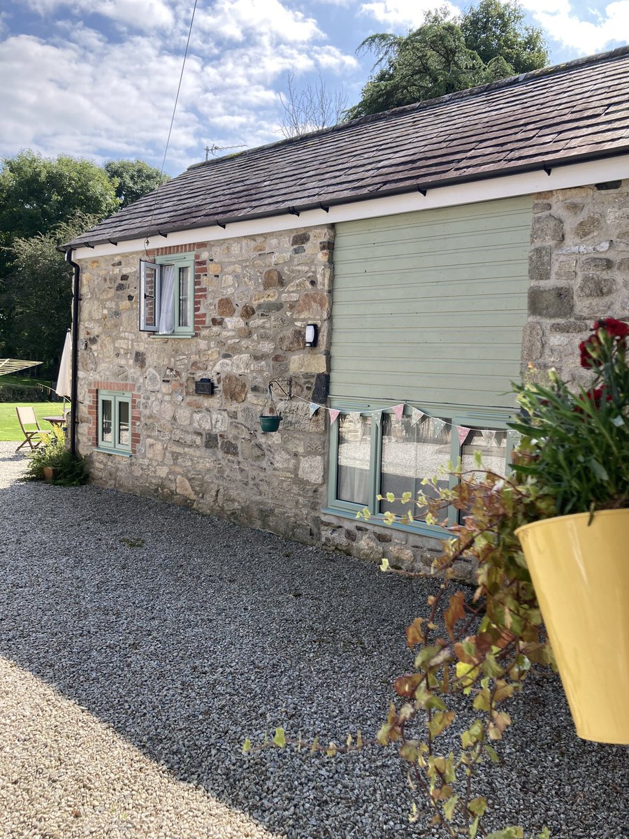 BlaiseCottage's tweet photo. Not all heroes wear capes. #Superhost! https://t.co/r5yifif1N0 #airbnb #pleased #selfcateringcottage #cornishholiday https://t.co/3m8PHeK1ng