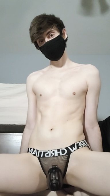 Kiss my tummy? 🥰 https://t.co/cbMYRsEYSw