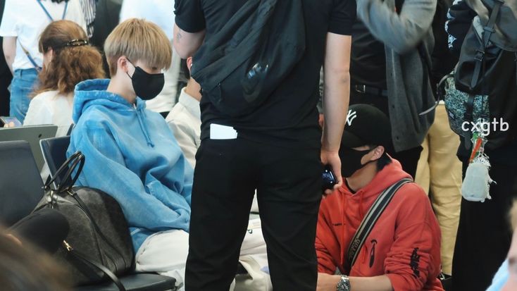 Haha ini masih akan menjadi moment nomin yg legend 😭 JN manis banget disini, padahal samping JM masih ada tempat kosong, kan bisa aja tuh tas di taro bawah tapi lebih milih dia yang jongkok di bawah😭 cowok act of service emang bahaya.
