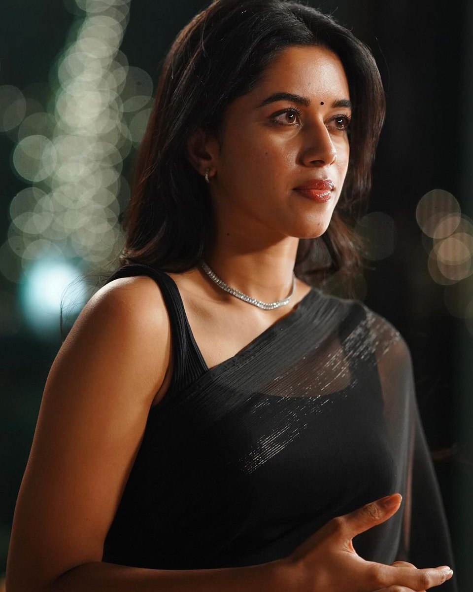 #MirnaliniRavi looks gorgeous in a black saree, what are your thoughts on her look.

@mirnaliniravi #MamaMascheendra #jsolutions