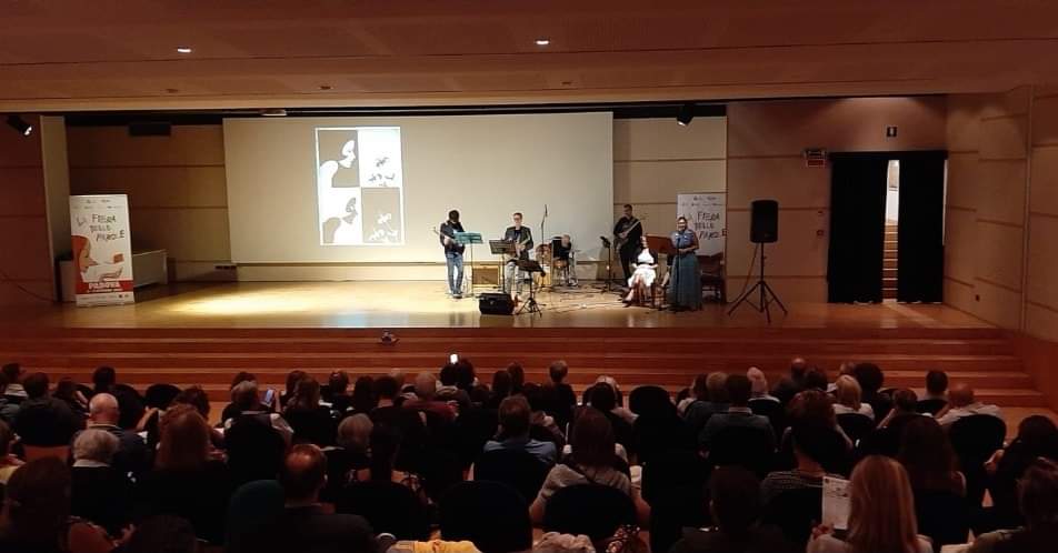 SZanferrari's tweet photo. #presentare in teatro ha sempre un suo fascino. Musica parole immagini #puntonemo alla @fieraparole di Padova https://t.co/7gkmTr936u