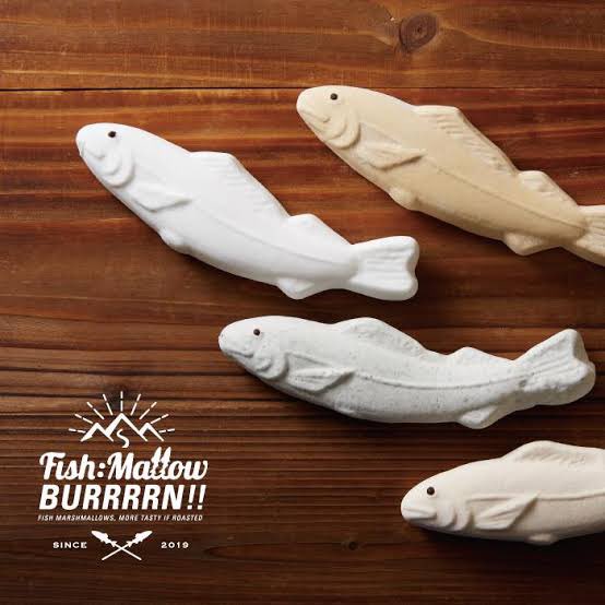 cementblue's tweet photo. サンマもいいけどマシュマロも。BBQ用の炙る魚型のマシュマロ。ありそうで無かったこの企画を製菓技術で開発。
僕らはパッケージデザインと販売でサポートしてます。
大阪の菓子工場の皆さんも頑張ってます。
お店で炙り器具を使って魚型マシュマロをお客さんに炙ってもらってます。 
https://t.co/5GehB307U0