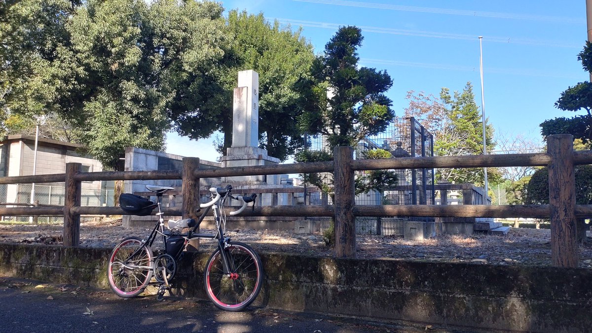 jim_jokky's tweet photo. FXの折れたスポークを取り敢えず丸スポークに交換し、買い物ついでにスーパーアグリSA07を見に行ってきました。

弱小チームのマシンとは思えないカッコ良さ！

11月まで、高根沢の歴史民俗資料館で無料で見れますので、お近くに来た祭は是非！

#HONDA_exhibition
#super_aguri
#SA07 https://t.co/zaG2uakwIp