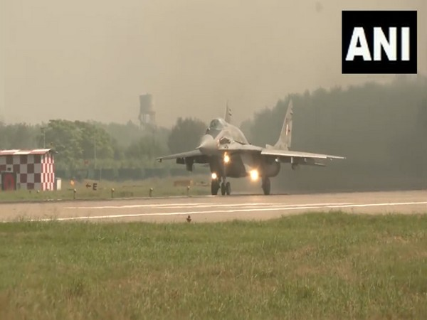 ani_digital's tweet photo. "Got to demonstrate our aerial prowess": Commanding Officer of IAF's MiG-29 squadron on Cairo exercise
Read @ANI Story | https://t.co/wwo8nR8zUu
#IAF #MIG29 #Cairoexercise #ExerciseBrightStar https://t.co/ozbpNVJw6V