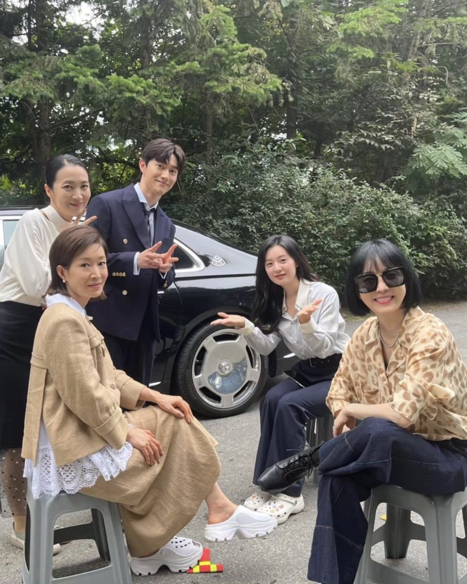 aigoooaigooo's tweet photo. Our hero #KimJungnan saved us from the drought once again with an update photo. Ahhhh I’m so excited !! ❤️

#QueenofTears #KimJiWon #KwakDongYeon https://t.co/uH4rvS8gGE