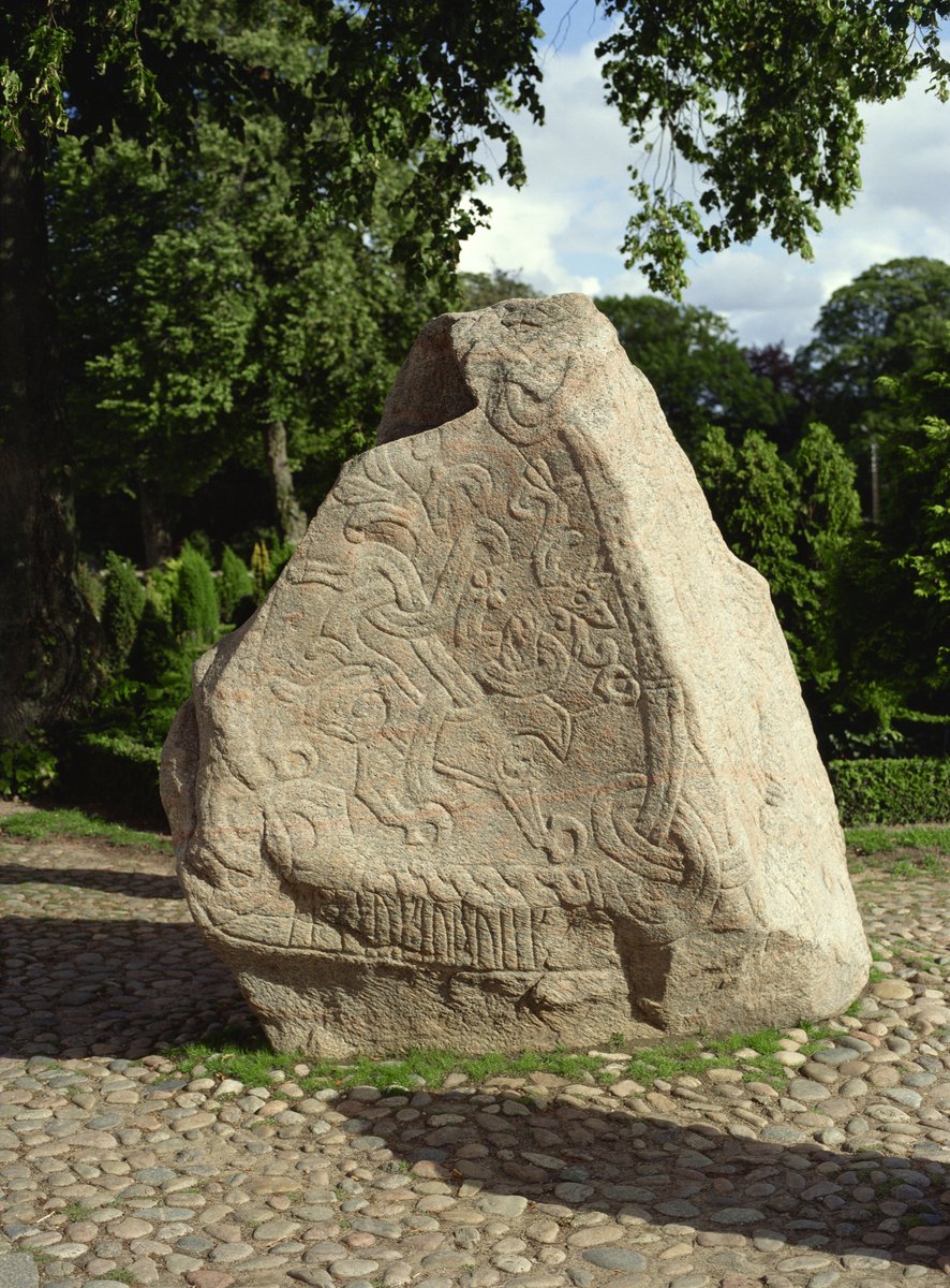 Did you know that the great Viking King Harald #Bluetooth👑 was the mastermind behind 2️⃣ of 🇩🇰s <a href="/UNESCO/">UNESCO 🏛️ #Education #Sciences #Culture 🇺🇳</a> heritage sites?
 
In addition to the 5 recently accepted ring-fortresses Bluetooth also erected a massive Runic inscribed #JellingStone to commemorate his parents Gorm &amp; Thyra