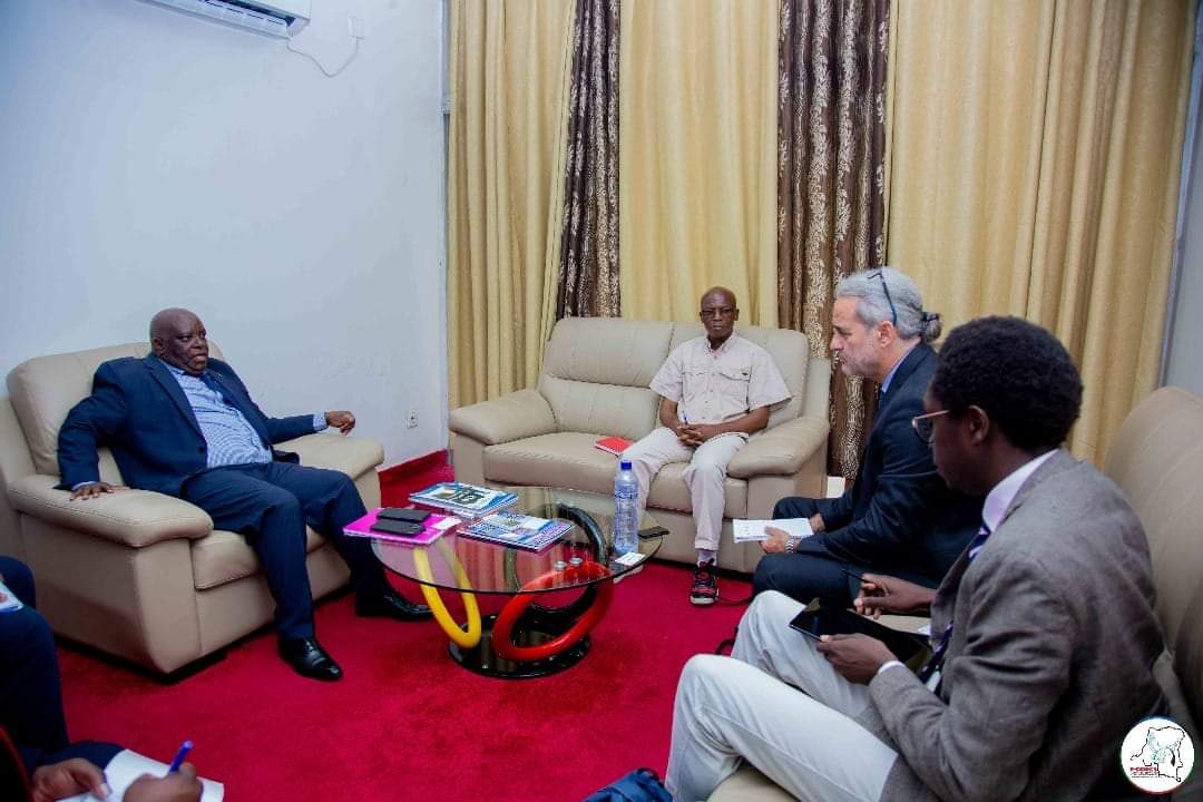 pddrcs's tweet photo. Le CN du P-DDRCS Tommy TAMBWE USHINDI a échangé dans son cabinet de travail avec la délégation du DDR  basée à New-York. Conduite par le chef de section du désarmement, démobilisation et réintégration du département des opérations de paix à NY  Thomas KONTOGEORGOS, accompagné de https://t.co/qEjLP1OZcZ