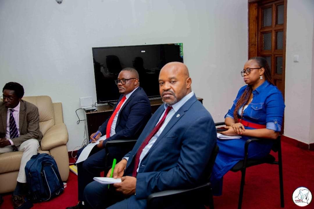 pddrcs's tweet photo. Le CN du P-DDRCS Tommy TAMBWE USHINDI a échangé dans son cabinet de travail avec la délégation du DDR  basée à New-York. Conduite par le chef de section du désarmement, démobilisation et réintégration du département des opérations de paix à NY  Thomas KONTOGEORGOS, accompagné de https://t.co/qEjLP1OZcZ