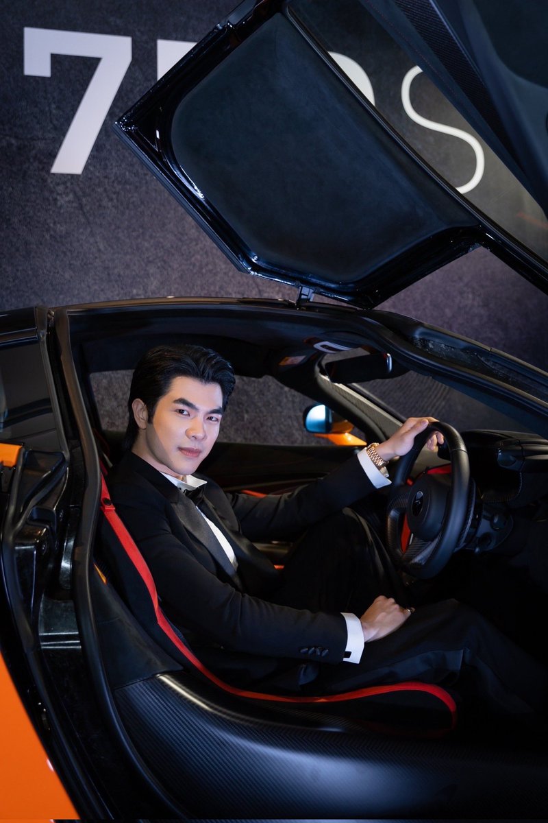 Phakphumsocials's tweet photo. Finally pictures of Mile inside the McLaren car ✨️🔥 

The car, the watch, the ring, and THE MILE PHAKPHUM, EXPENSIVE ✨️✨️

MILE PHAKPHUM X MCLAREN
#McLaren60thxMile @milephakphum #MilePhakphum https://t.co/RflqdN3NBf