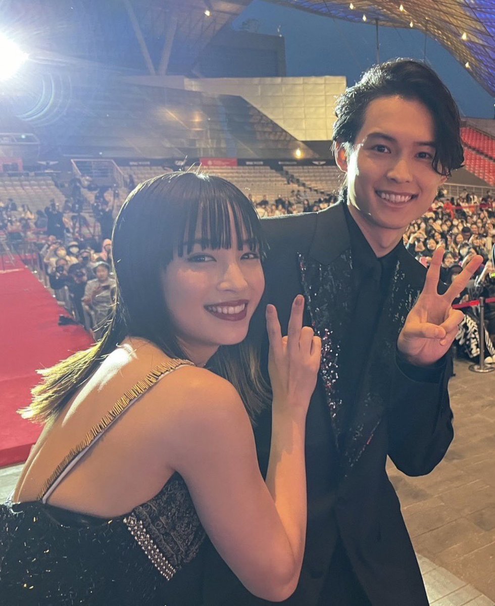 suzu__mei__'s tweet photo. この2人良すぎる…初めてこんな距離感の写真見れた🥺☺️💕すずちゃん美しすぎて堪らんです（；＿；） #広瀬すず #松村北斗 #キリエのうた https://t.co/9wFWobJmUq