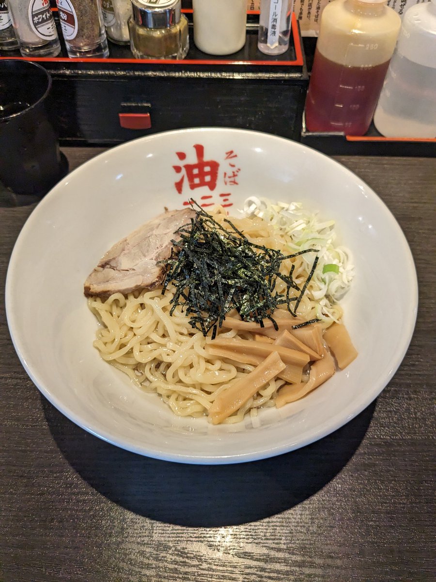 人生初の油そば。
想像してたより食べやすくとても美味しかった😊
#油そば
#一二三