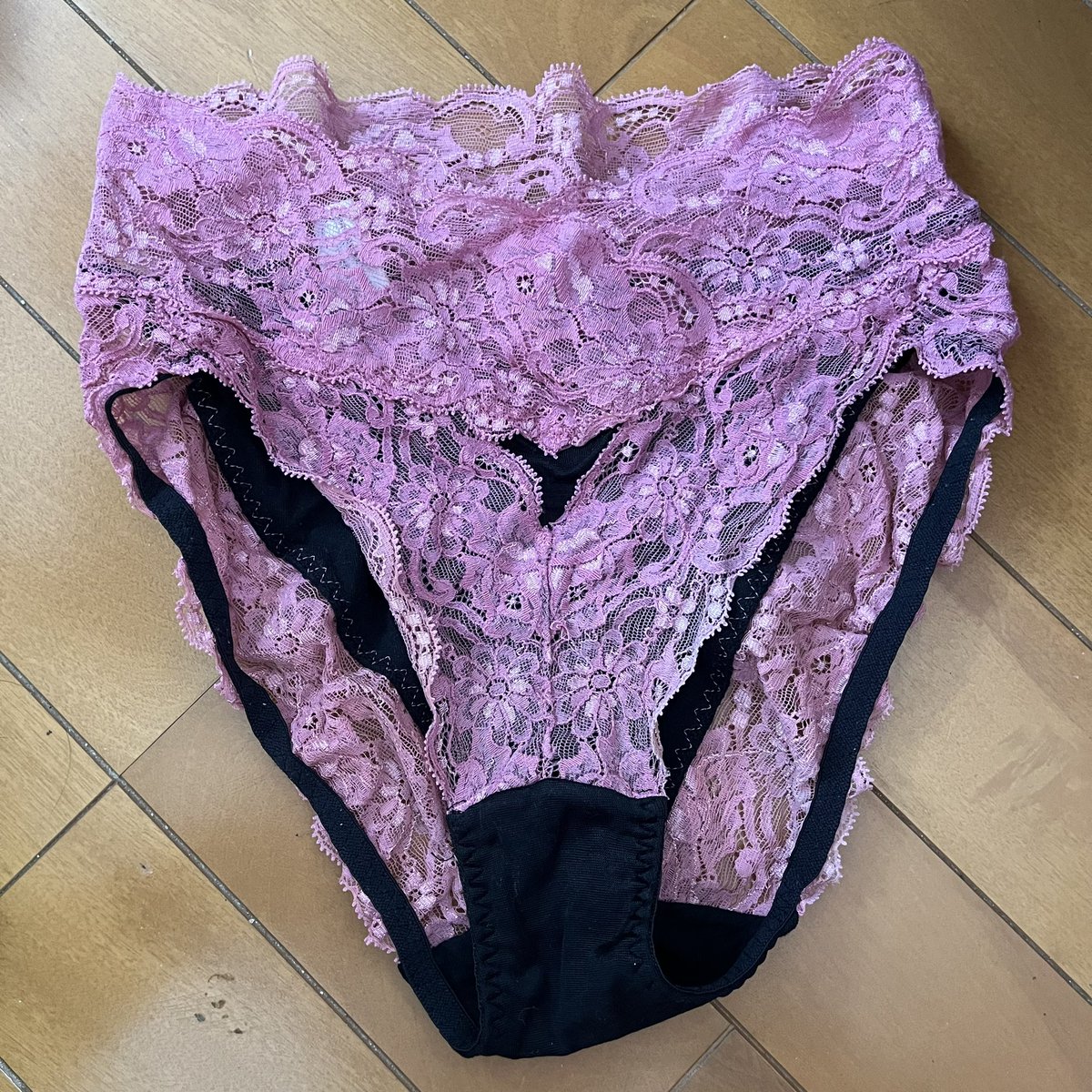 shitagi_uru's tweet photo. LALA ピンクレースのショーツ
定価¥10000以上します。
結構使用しましたが、割と綺麗ですがお尻側に毛玉あり。
洗濯は手洗いしておりました。

①1日着用送料込¥6000
②1日追加毎に¥500プラス

#下着売ります
#下着取引
#下着販売
#下着売り子 https://t.co/vShD1bod2u