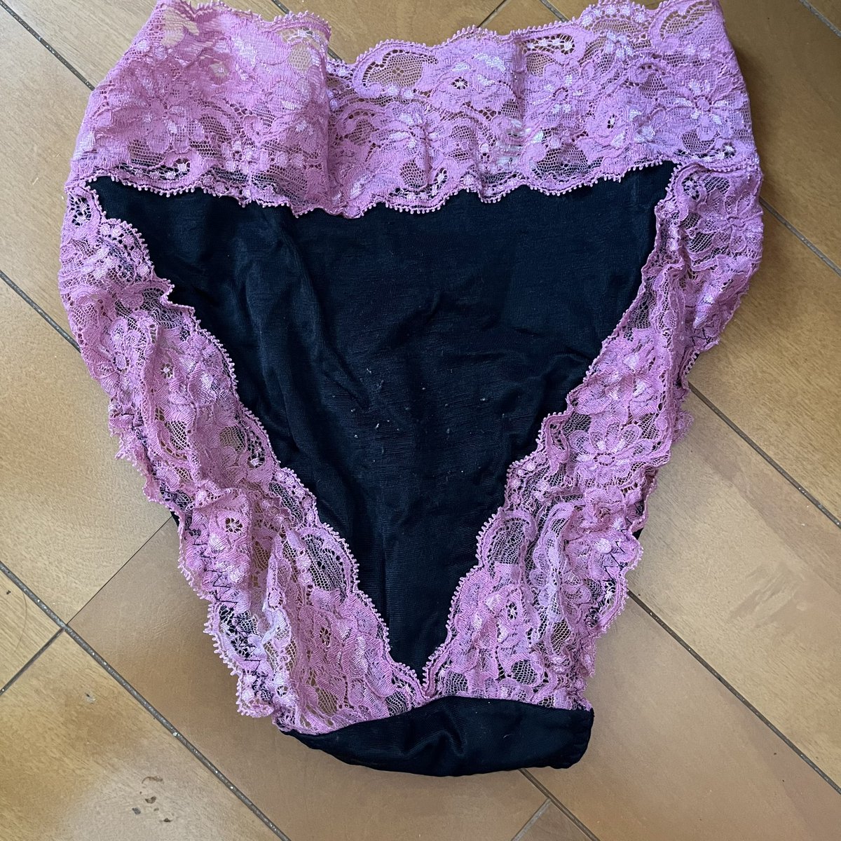 shitagi_uru's tweet photo. LALA ピンクレースのショーツ
定価¥10000以上します。
結構使用しましたが、割と綺麗ですがお尻側に毛玉あり。
洗濯は手洗いしておりました。

①1日着用送料込¥6000
②1日追加毎に¥500プラス

#下着売ります
#下着取引
#下着販売
#下着売り子 https://t.co/vShD1bod2u