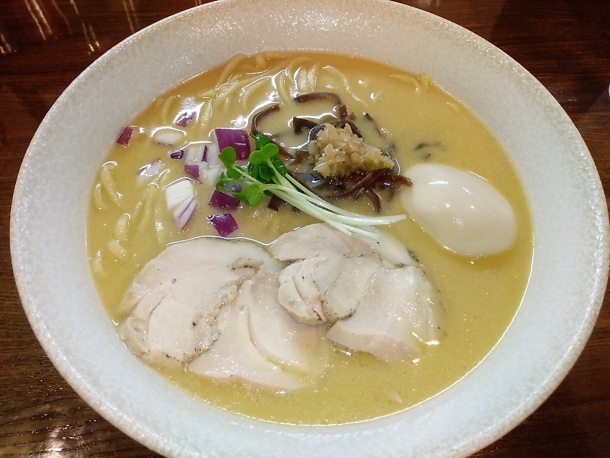 takapcx1's tweet image. 煮干し屋SINCHAN 限定 濃厚豚牛鹿らあめん 味玉トッピングです。
ジャガイモのポタージュみたあな感触で濃厚だけど、しつこくないスープ。太麺がスープと合い旨い。

#煮干し屋 #SINCHAN