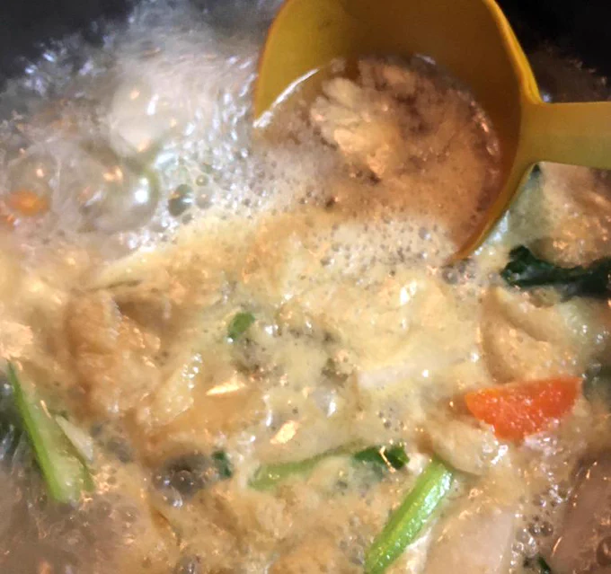 豚肉の色が変わったら沸かしておいたお湯を入れるんよ沸騰し始めるとアクが大量に出るんで気長にすくって捨ててね 