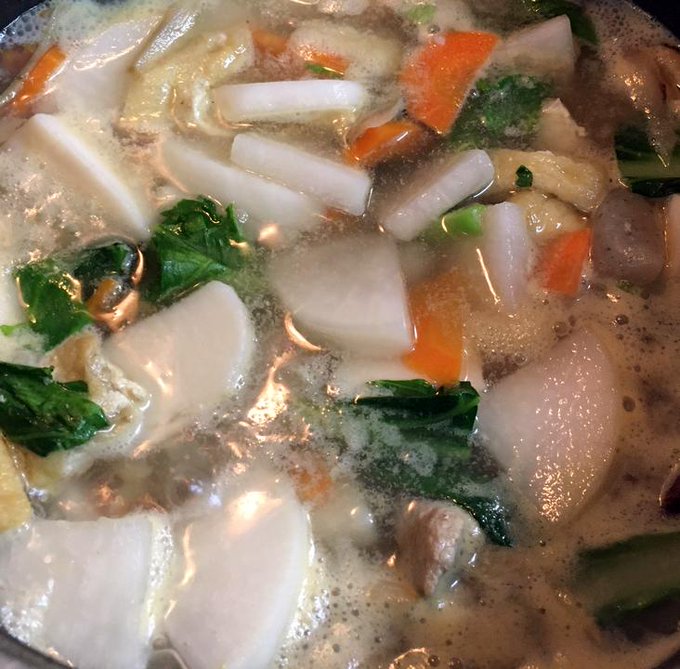 豚肉の色が変わったら
沸かしておいたお湯を入れるんよ
沸騰し始めるとアクが大量に出るんで
気長にすくって捨ててね 