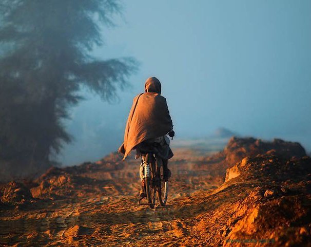 راستو ، کیا ہوئے وہ لوگ ، جو آتے جاتے 
میرے آداب پہ کہتے تھے ، کہ جیتے رہیئے 

اظہر عنایتی
