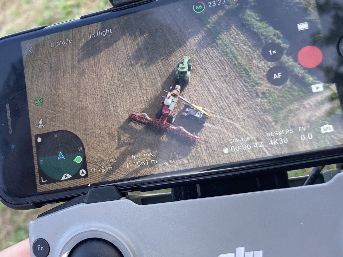 No1FarmerGuy's tweet image. Managed to catch up with half the drill team yesterday afternoon. #tine #disc 
Two drills one blue arsed fly! #BusyBoy 😝😂😝