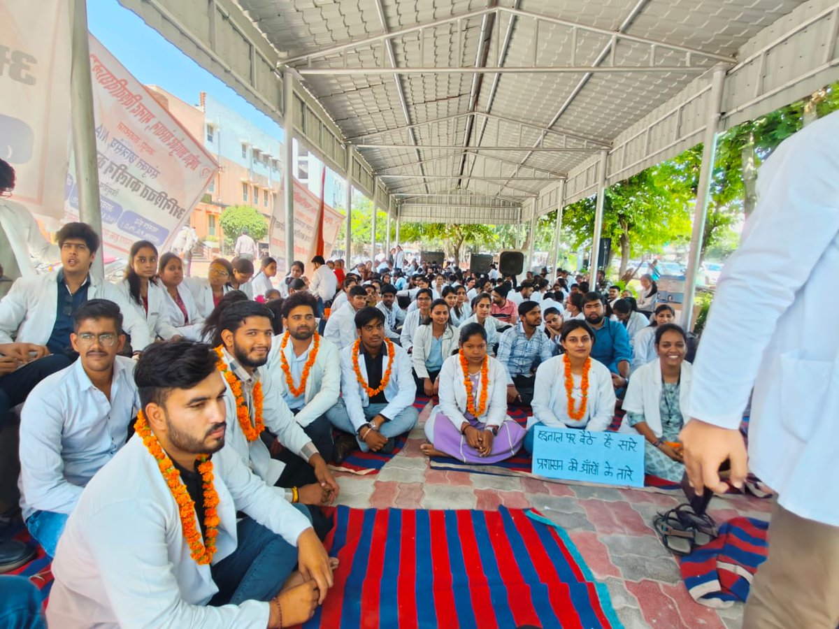 निजी संस्थान की तरह छात्रों से सबसे ज्यादा फीस वसूली करती है राष्ट्रीय आयुर्वेद संस्थान।
लेकिन छात्रों के उचित स्टाइपेंड की मांग पर कुलपति और केंद्र सरकार चुप्पी क्यों साध लेते है।#Nia_stipend
<a href="/DainikBhaskar/">Dainik Bhaskar</a> 
<a href="/moayush/">Ministry of Ayush</a> 
<a href="/NIAJaipur/">National Institute of Ayurveda</a> 
<a href="/sarbanandsonwal/">Sarbananda Sonowal</a> 
<a href="/vaidyakotecha/">Rajesh Kotecha</a> 
<a href="/DrMunjparaBJP/">Dr Mahendra Munjpara</a>