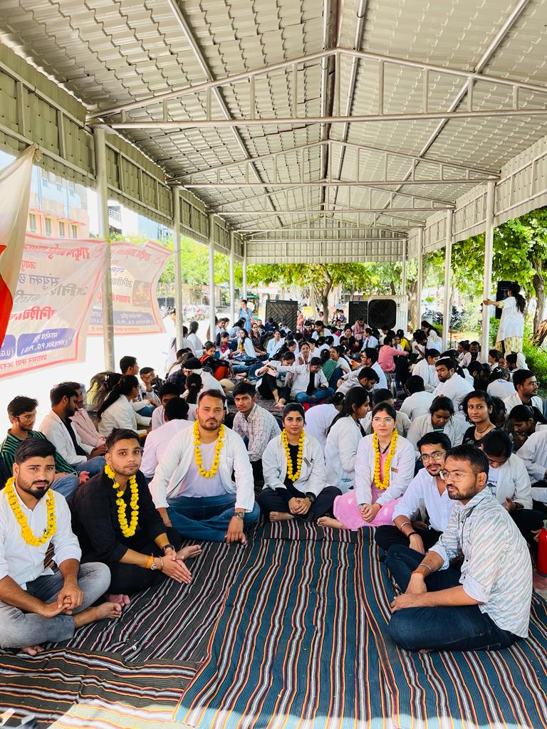 Devendra3601's tweet photo. शौक नहीं,मजबूरी है;
ये हडताल जरूरी है।।
#Nia_stipend के मतभेद को दूर करे सरकार।
@DainikBhaskar 
@moayush 
@NIAJaipur 
@sarbanandsonwal 
@vaidyakotecha 
@DrMunjparaBJP https://t.co/2K6B6oQ9F1