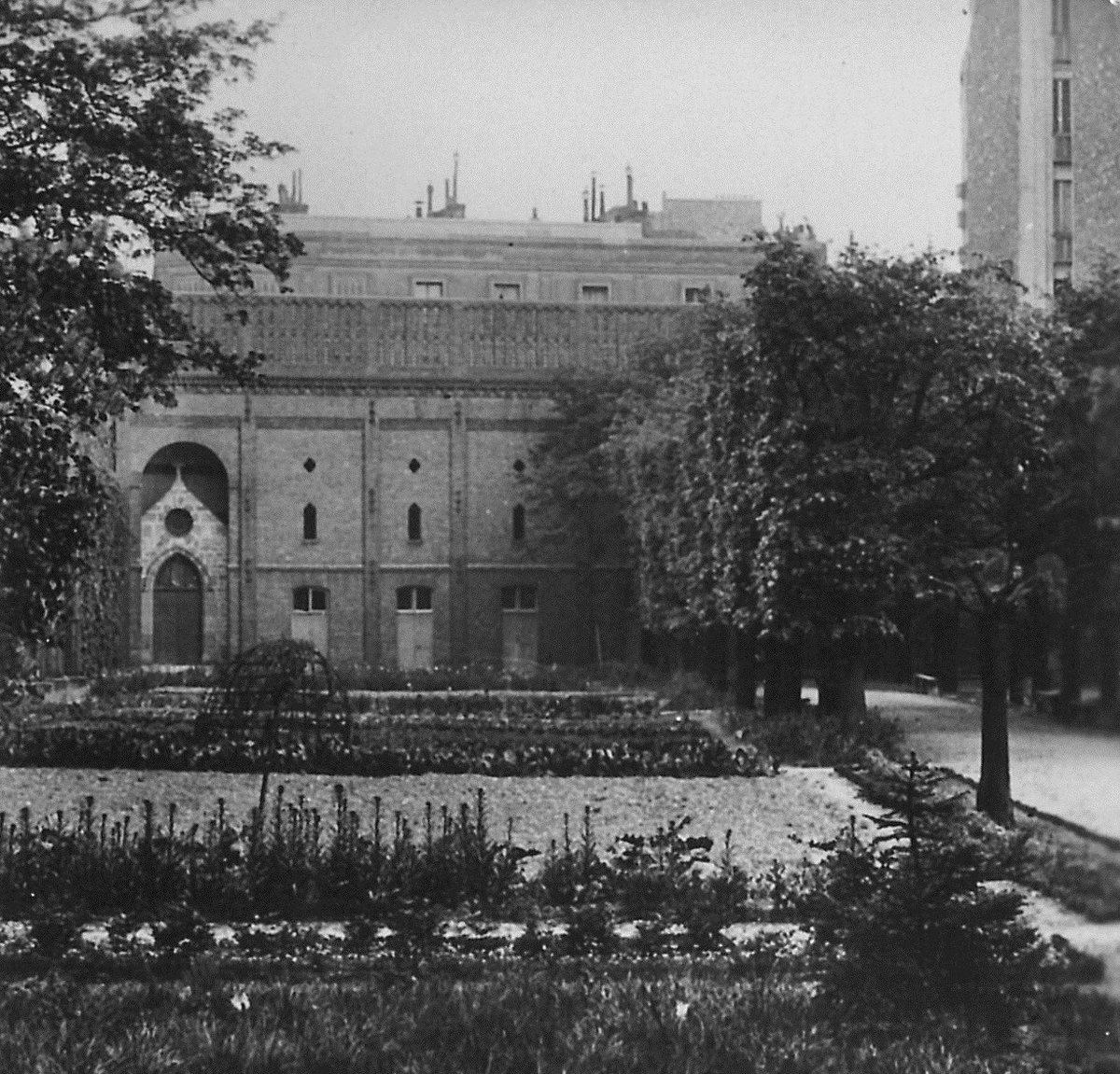 SPPEF's tweet photo. 📣 Avec la ferme urbaine du #MonastèreDeLaVisitation, la mairie et l’archevêché détruisent le @Paris de #Zola❗️La vacherie de la rue du Cherche-Midi est en effet décrite dans L’Oeuvre (1886), 14e volume des Rougon-Macquart, exact contemporain du bâtiment👇 https://t.co/qIV7EFKciq https://t.co/zg7K2FkbJY