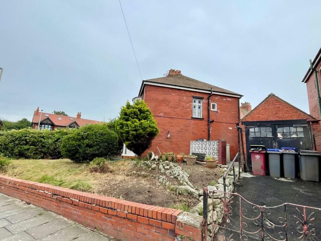 Hunters_BPL's tweet image. ✨ PROPERTY FOR SALE✨ 
Sandhurst Avenue, Bispham 
£160,000 
**3 BED SEMI DETACHED HOUSE IN A GREAT LOCATION CLOSE TO THE PROMENADE WITH NO ONWARD CHAIN** 
Call Hunters Blackpool on 01253 362640 to arrange a viewing.
#nochain #3bed #mustview