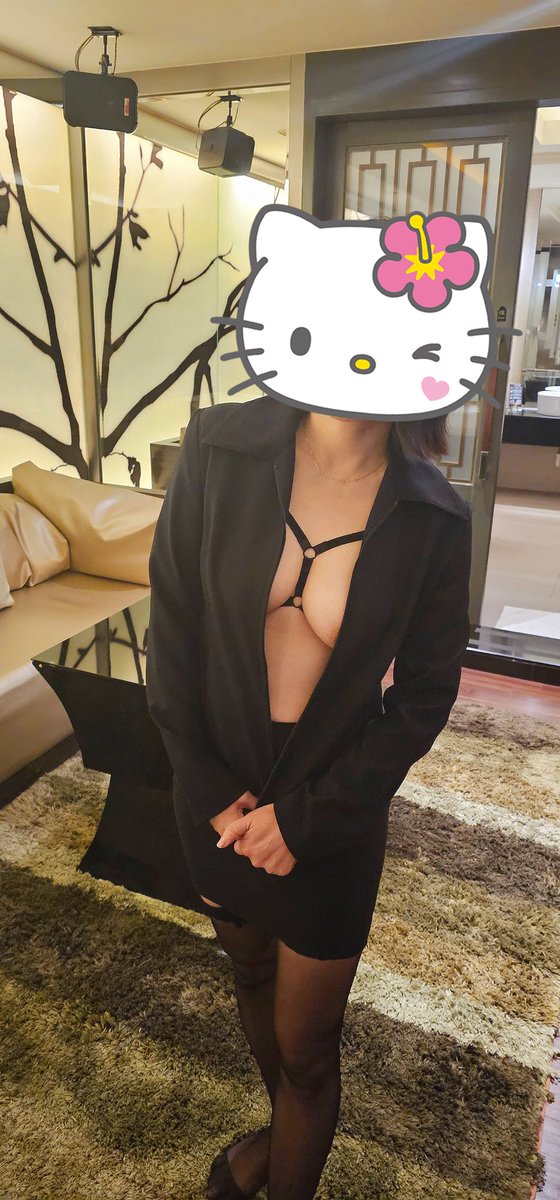 這件外套 裙子 絲襪 真的是平常上班穿的喔😅  應該不會這樣就被認親吧😅
被朋友要求穿這樣然後邊脫邊拍照 到裙子脫掉時對方已經快爆炸了😂😂😂 
來分享這張看穿這麼多大家喜歡嗎😅😂😆 https://t.co/EXCsrs8KlJ