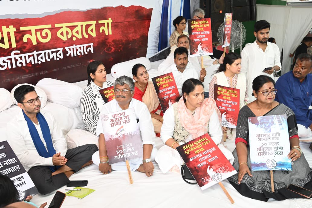 AITCofficial's tweet photo. With a stronger resolve and steadfast commitment, day-3 of our peaceful sit-in protest in front of Raj Bhavan begins 👇🏼 

We shall secure the rightful dues of MGNREGA and Awas Yojana, no force can STOP us! https://t.co/8m39jIC7Nw