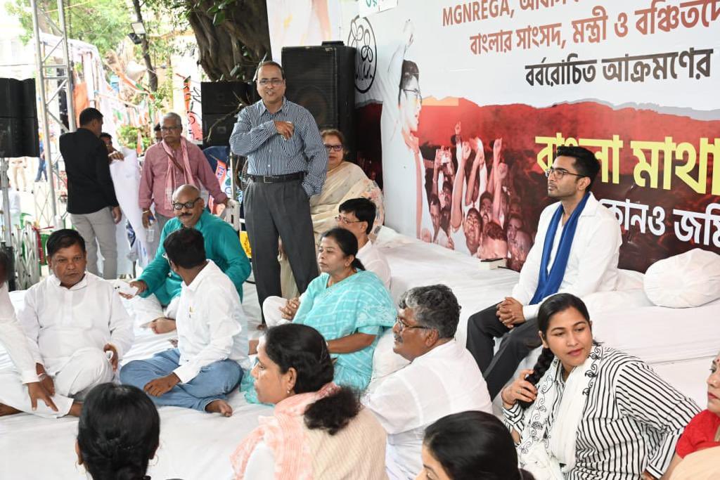 AITCofficial's tweet photo. With a stronger resolve and steadfast commitment, day-3 of our peaceful sit-in protest in front of Raj Bhavan begins 👇🏼 

We shall secure the rightful dues of MGNREGA and Awas Yojana, no force can STOP us! https://t.co/8m39jIC7Nw