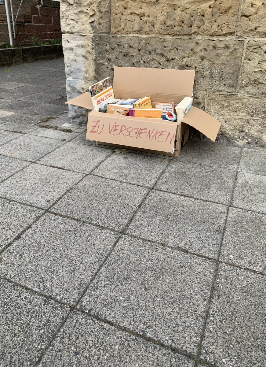 …könnt ihr daran auch nie einfach vorbeilaufen, ohne zumindest einen Blick hineinzuwerfen?
📚📚🫣📚