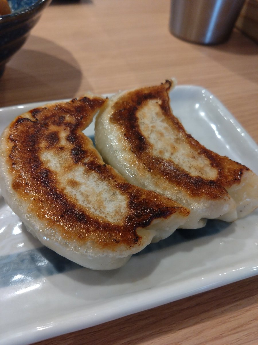 pu7936037154644's tweet photo. 和だし醤油らぁめん穂華 鹿沼店
竹末社長とのコラボラーメンめっちゃ旨かった

鰹出汁が効いた潮ラーメン、スープうんま
そのままでも旨いし帆立ペースト溶かすと一気に竹末

ポルチーニ茸のチーズリゾット風も、そのままでも旨いしスープかけたら更に旨かった

穂華の餃子も美味しい https://t.co/UKPtMt561T