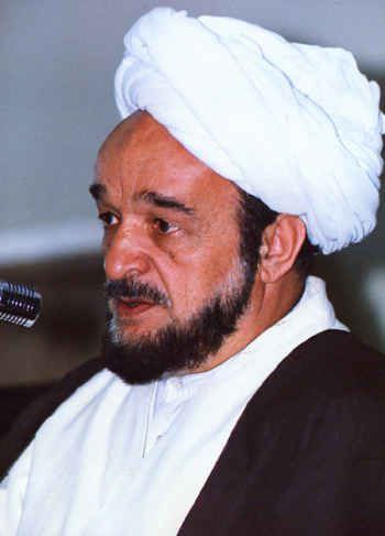 rasool_nmv's tweet photo. در اوایل سال ۱۳۶۱ ، روزی خانمی از همسایگان برای پرسیدن یک سوال به بنده تلفن کرد و گفت: آیا مصرف سیگار حلال است یا حرام؟ گفتم: 
مباح است، علت سوال شما چیست؟ 
آن خانم گفت: 
من پسر جوانی دارم که سیگار می‌کشد و وقتی به او می‌گویم سیگار نکش، در پاسخ می‌گوید: اگر سیگار بد بود ... https://t.co/fW0BwepHUA