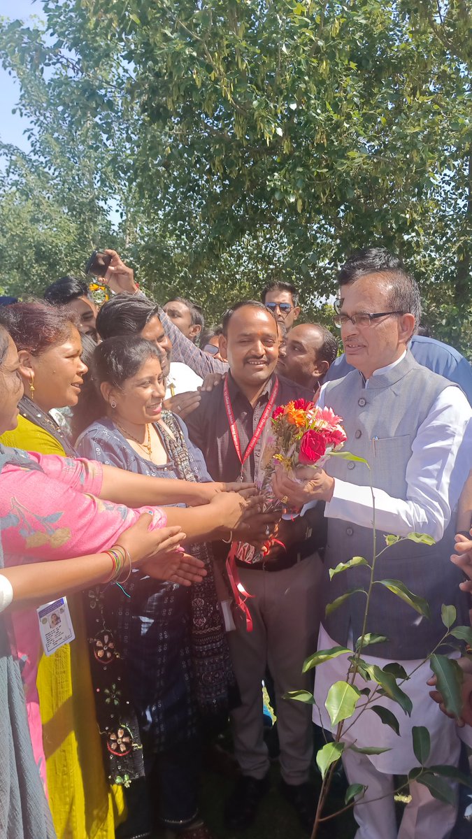 AnilJad77115325's tweet photo. पेसा मोबीलाइज़र के मानदेय बढ़ोतरी करने पर प्रदेश कमिटी की औऱ से मामाजी को धन्यवाद प्रेषित किया गया 🙏🙏 https://t.co/4Xpjkm8W3c