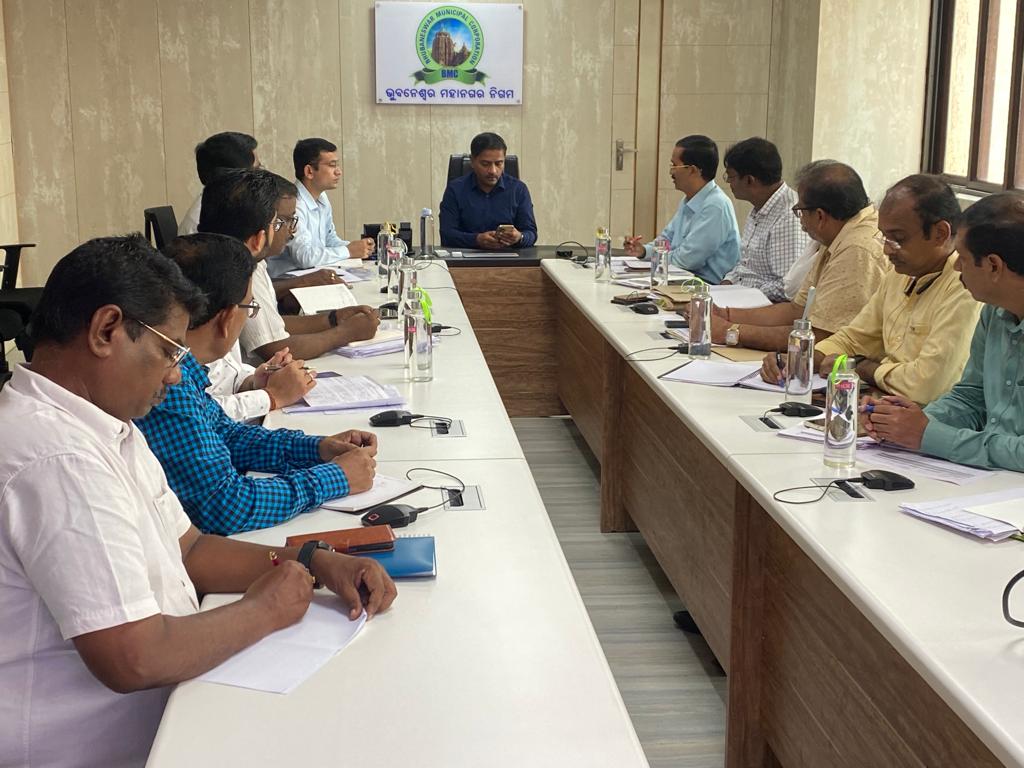 An interdepartmental coordination meeting was held today under the chairmanship of BMC Commissioner.
All were directed to work in war footing and complete the road repair work, potholes before #DurgaPuja

#BMCCares