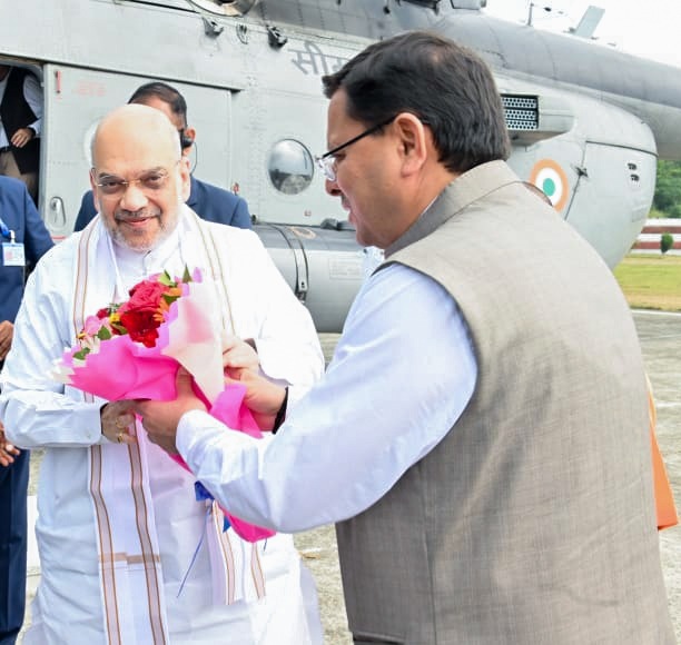 PTC हेलीपैड नरेन्द्रनगर, टिहरी पर आदरणीय केंद्रीय गृह एवं सहकारिता मंत्री श्री <a href="/AmitShah/">Amit Shah</a> जी का देवभूमि उत्तराखण्ड आगमन पर हार्दिक स्वागत एवं अभिनंदन किया।