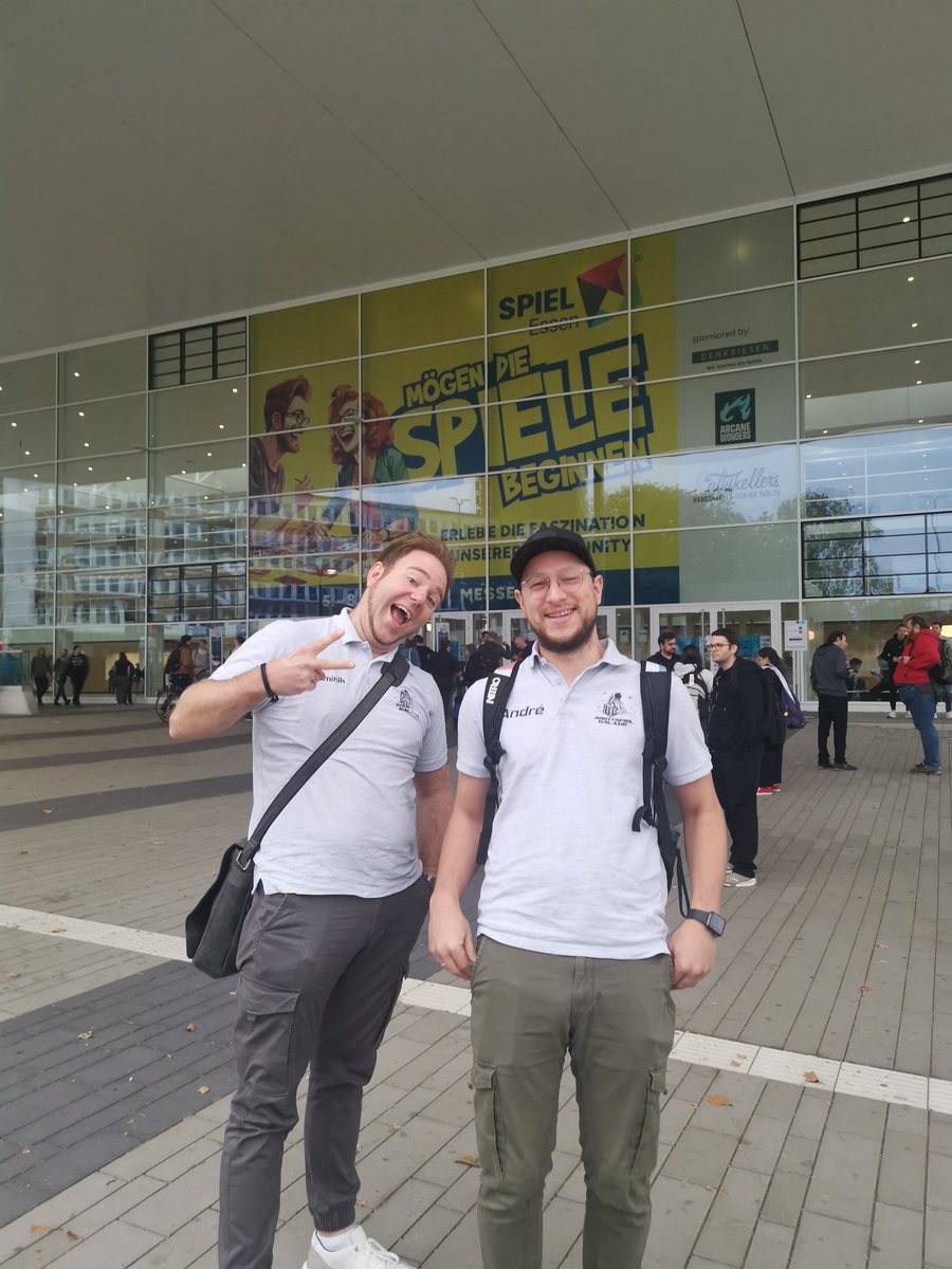 Heute mit André. Ihr trefft  uns auf jeden Fall beim meet and play ab 16 im Saal Europa über Halle drei. Ihr kommt über die Rolltreppe im Eingang West dahin. #SPIEL23