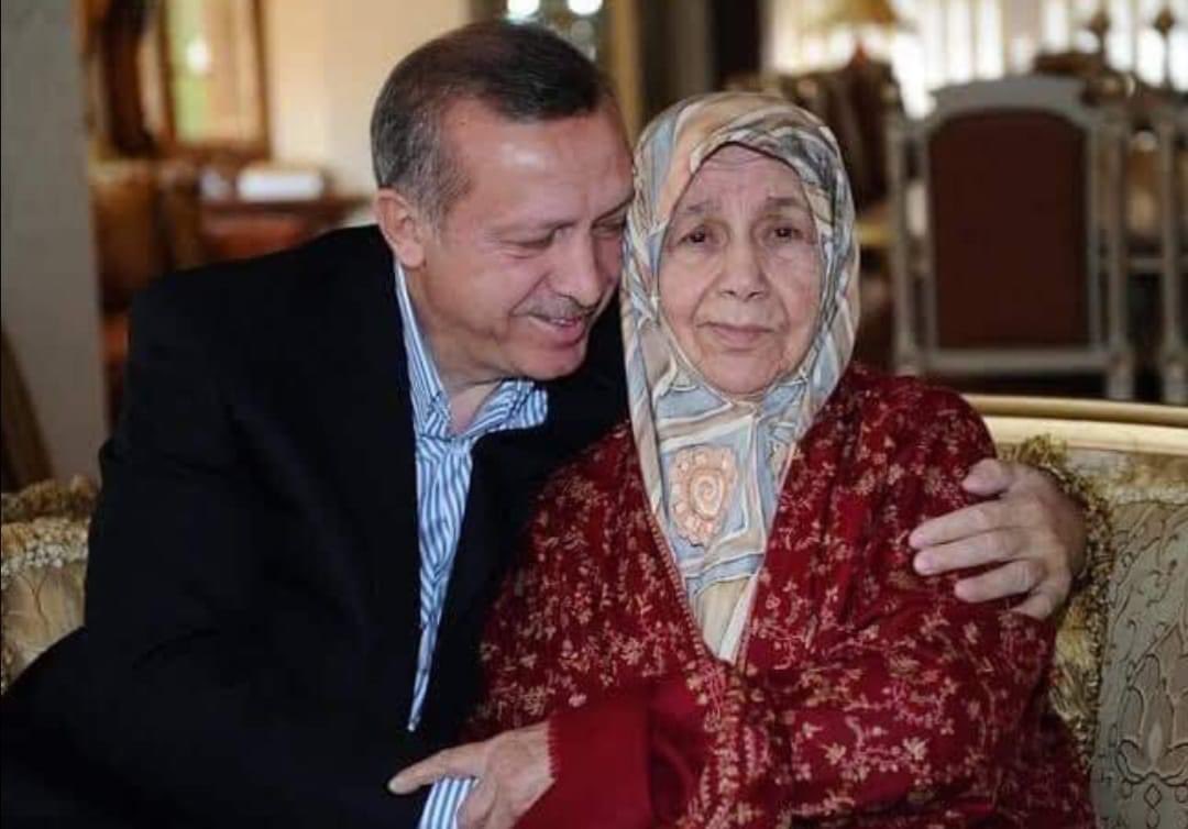 Cumhurbaşkanımız Sayın Recep Tayyip ERDOĞAN'ın kıymetli valideleri Tenzile ERDOĞAN Hanımefendi’yi ebediyete irtihalinin 12. yıl dönümünde rahmetle yâd ediyorum.. 

Rabbim, rahmeti ve mağfiretiyle muamele eylesin..