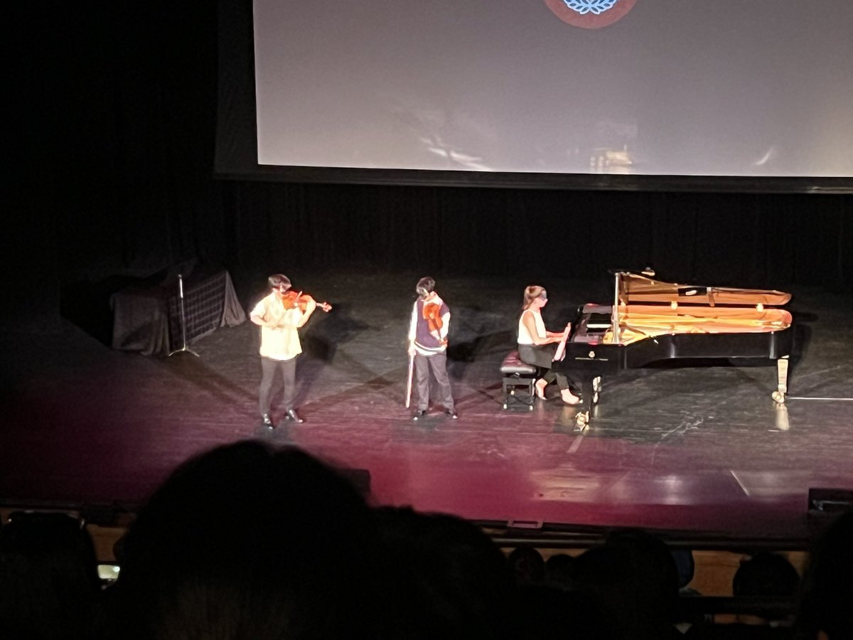windystarmoon's tweet photo. #Twosetworldtour #spoilers
.
.
.
.
.
Blind-folded Czardas
Spring Sonata (they are all so good on their non-dominant instruments! I was impressed 🥹)
The wheel of death, or wheel of blindness as Eddy calls it, which kept on blinding the audience so they set it on the ground 🤣 https://t.co/n7KrTlVOfn