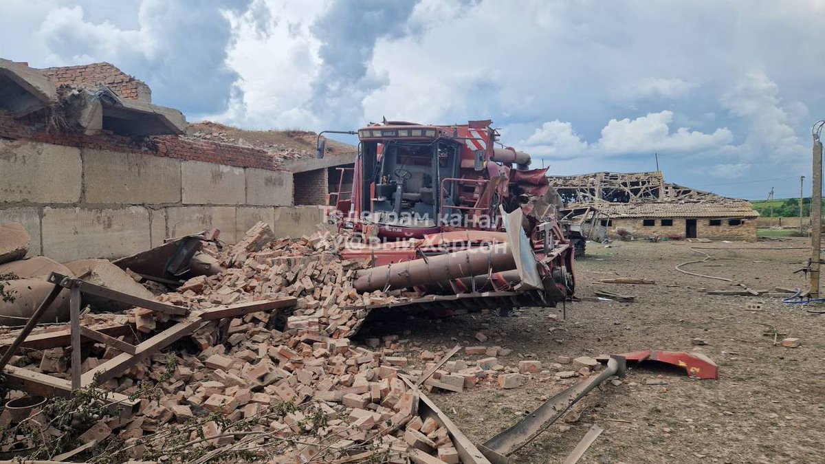 IPHRinvestigate's tweet photo. 🗺️ Novoberyslav, Kherson Oblast 

🗓 26.05.23 

📌 46.86190467018967, 33.48387292712987

An agricultural site damaged by an airstrike.

#Ukraine #Novoberyslav #Kherson #UkraineWar #WarCrimes #Russia #UkraineRussiaWar #OSINT #OOSI #Geolocation

1/2 https://t.co/GujaeSgrSC
