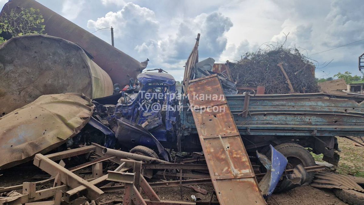 IPHRinvestigate's tweet photo. 🗺️ Novoberyslav, Kherson Oblast 

🗓 26.05.23 

📌 46.86190467018967, 33.48387292712987

An agricultural site damaged by an airstrike.

#Ukraine #Novoberyslav #Kherson #UkraineWar #WarCrimes #Russia #UkraineRussiaWar #OSINT #OOSI #Geolocation

1/2 https://t.co/GujaeSgrSC