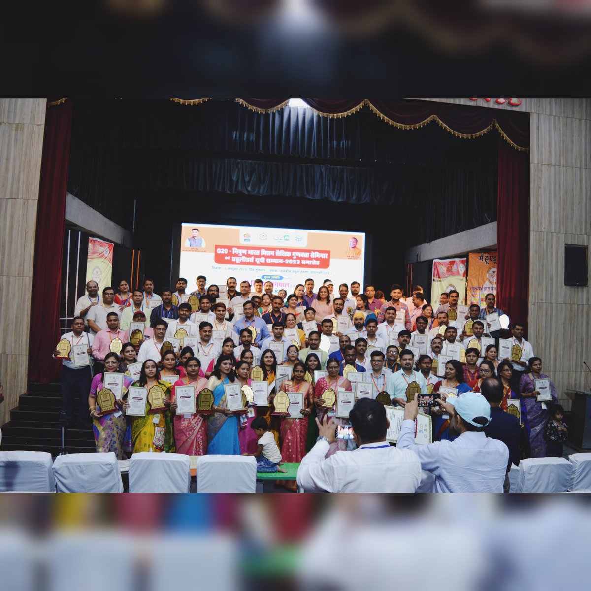 SaunakiyaA's tweet photo. This is my first #StateLevelAward where I was awarded as #उत्कृष्टअध्यापक on the basis of my innovative contributions as an assistant By #EduLeadersUP Team And by #UPBasicEducationDepartment.
#75ExcellentTeachersOf75Districts
#InternationalTeachersDay
@EduleadersU https://t.co/IIsfOjEFnf