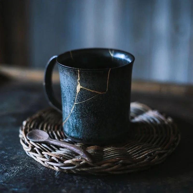 LaImaiMessina's tweet photo. «È kintsugi 金継ぎ: l’oro kin 金 che si fa colare in tsugime 継ぎ目, ovvero le saldature di un oggetto di ceramica che ha subìto un qualche incidente. Versare oro nelle ferite, acquisire bellezza nel fallimento. Valorizzare la caduta, l'errore. Fare dell’irreparabile, bellezza» https://t.co/h50xORMA2w