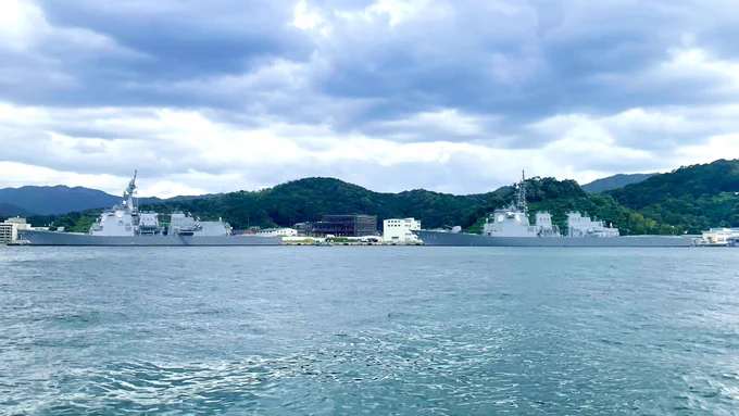 イエーイ!!!!フラっと舞鶴行ったらイージス艦二隻もいたよぉ……めっちゃレア……貴重なイージスの真正面ゆるキャラフェイスをどうぞ